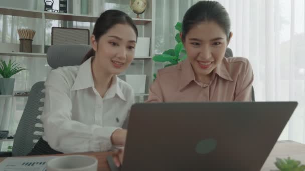 열성적 사무직 근로자들은 사무실에서의 그들의 을축하 식탁에서 노트북으로 협업하며 성취를 — 비디오