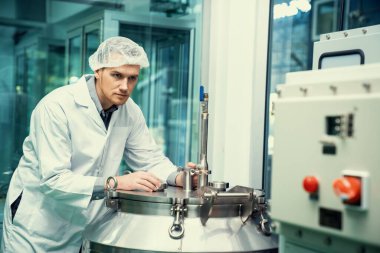 Bir bilim adamının portresi, eczacı laboratuarda bilimsel ekipman kullanarak kenevir yağı çıkarıyor. Alternatif tıbbi tedavi için esrar çıkarma kavramı. CBD petrol çıkarma kavramı.