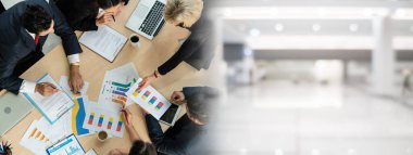 İş adamları grup toplantısı ofisteki en geniş bakış açısından çekildi. İş kadınları, iş adamları ve ofis çalışanları, proje planlama belgeleriyle takım konferansında toplantı masasında çalışıyorlar. .