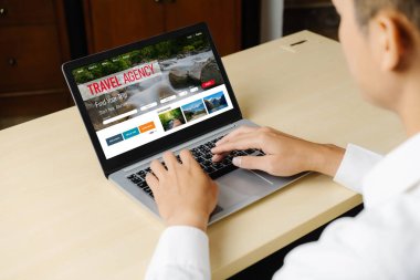 Model arama ve seyahat planlama için internet sitesi uçuş, otel ve tur rezervasyonları için anlaşma ve paket sunuyor