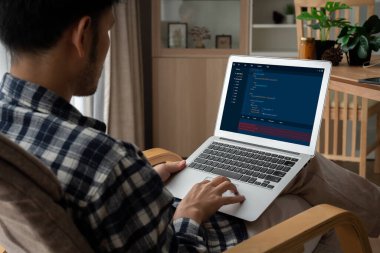 Model uygulama ve program kodlaması için bilgisayar ekranında yazılım geliştirme programlama