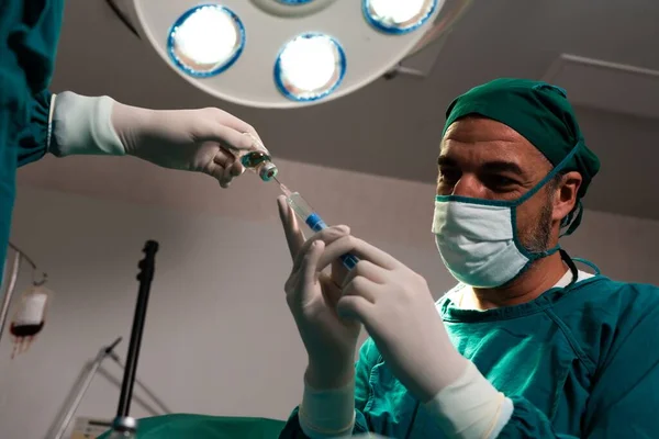 Chirurgien Remplit Seringue Flacon Médical Pour Intervention Chirurgicale Salle Opération — Photo