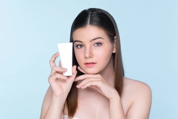 Young Charming Girl Natural Beauty Perfect Smooth Skin Hold Lotion — Stockfoto