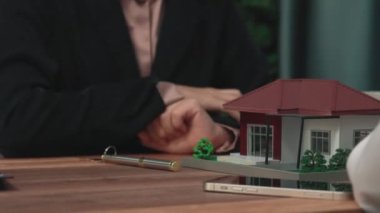 Kapanış hevesli emlak ajansı müşteriye bir ev için bilgi ve satın alma anlaşması sunarken, emlakçı tarafından tavsiye edilirken, ev kredisi için müşteri gözden geçirme sözleşmesi belgeleri.