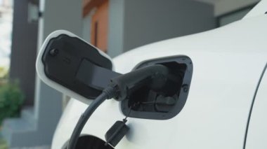 Ev şarj istasyonu, elektronik araç için sürdürülebilir, yenilenebilir enerji kaynağı, modern modern yaşam tarzı için evdeki EV arabaları sağlıyor. Çevre dostu melez elektro ve petrol aracı bataryası.