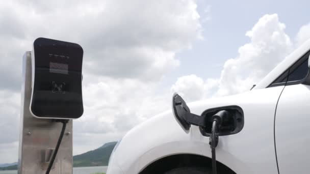 Progressivt Koncept För Elfordon Bil Tillsammans Med Laddstation Naturlig Bakgrund — Stockvideo