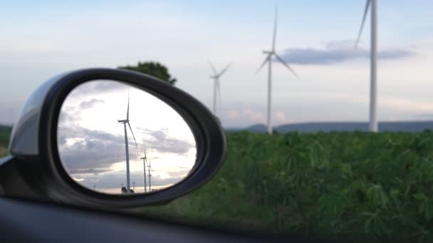 Прогрессивная Концепция Энергетической Инфраструктуры Будущего Ветряной Турбины Отражена Боковом Зеркале — стоковое видео