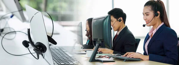リモート顧客や同僚をサポートするために オフィスで働くヘッドセットを身に着けているビジネスの人々 コールセンター テレマーケティング カスタマーサポートエージェントは 電話ビデオ通話でサービスを提供します — ストック写真
