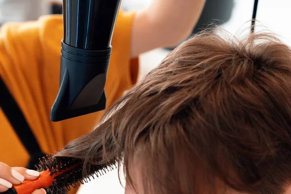 Gros Plan Asiatique Femme Coiffeuse Faire Coupe Cheveux Pour Client — Photo