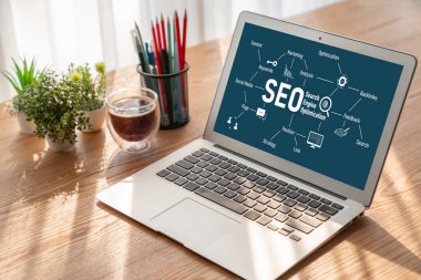 Model e-ticaret için SEO arama motoru optimizasyonu ve bilgisayar ekranında gösterilen çevrimiçi perakende işi