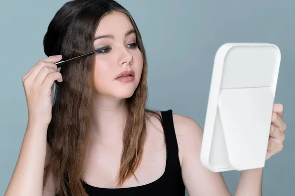 Beauty Portrait Young Girl Applying Eye Mascara Eye Makeup Front — Stockfoto
