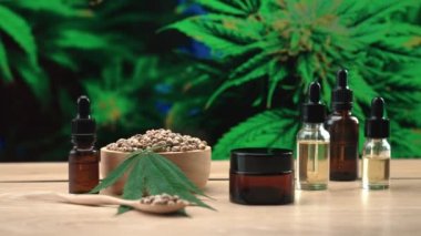 Doğal cilt bakım ürünü. Esrar laboratuarında üretiliyor. CBD yağı, kenevir tohumu ve kenevir bitkisi bahçeli masada nemlendirici krema kavanozu ürünü. Kopyalama alanı