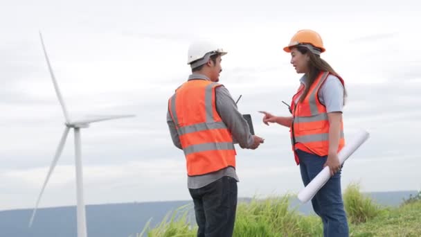 Ingenieros Masculinos Femeninos Trabajando Parque Eólico Alto Una Colina Montaña — Vídeo de stock