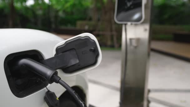 Geleidelijke Duurzaamheid Van Het Energieconcept Door Elektrisch Parkeren Opladen Naast — Stockvideo