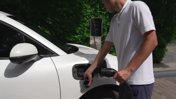 Hombre Progresivo Instala Enchufe Del Cable Alimentación Vehículo Eléctrico Coche — Vídeos de Stock