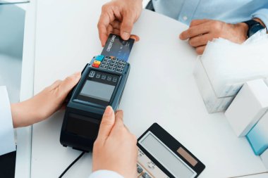 Kaliteli eczane veya hastanede ödeme terminali olan kredi kartıyla ödeme. Modern elektrik parası ödemesi. Eczaneden kredi kartıyla ilaç satın alan müşteriler..