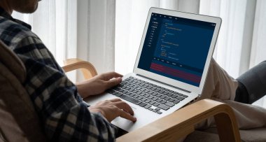 Model uygulama ve program kodlaması için bilgisayar ekranında yazılım geliştirme programlama