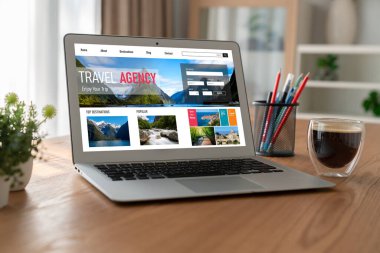 Model arama ve seyahat planlama için internet sitesi uçuş, otel ve tur rezervasyonları için anlaşma ve paket sunuyor