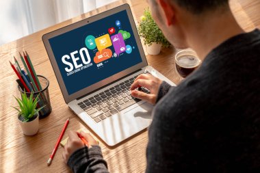 Model e-ticaret için SEO arama motoru optimizasyonu ve bilgisayar ekranında gösterilen çevrimiçi perakende işi