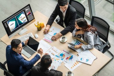 Web sayfasının modern tasarımı ve bilgisayar ekranında gösterilen ticari reklamlar için grafiksel tasarımcı yazılımı