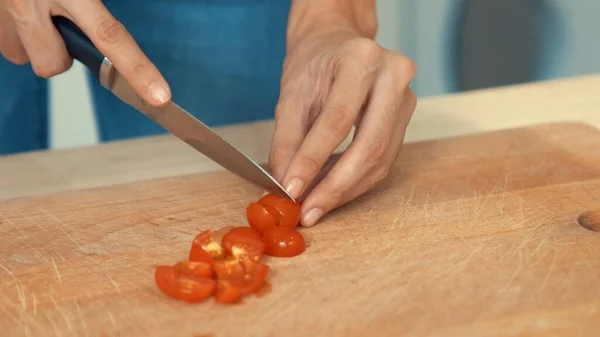 Close Hands Holding Knife Preparing Contented Meal Sliced Tomatoes Other — Fotografie, imagine de stoc