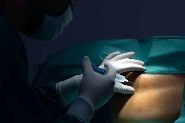 Chirurg Injecteert Anesthesie Met Injectiespuit Patiënt Voor Het Uitvoeren Van — Stockfoto