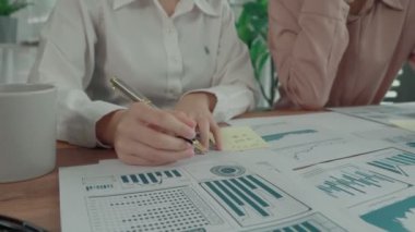 Ofis çalışma alanında birlikte çalışan iki genç hevesli iş kadını. Genç meslektaşlar tartışırken ve dizüstü bilgisayar kullanırken. Modern ofis çalışanları masada birlikte oturuyorlar..