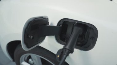 Ev şarj istasyonu, elektronik araç için sürdürülebilir, yenilenebilir enerji kaynağı, modern modern yaşam tarzı için evdeki EV arabaları sağlıyor. Çevre dostu melez elektro ve petrol aracı bataryası.