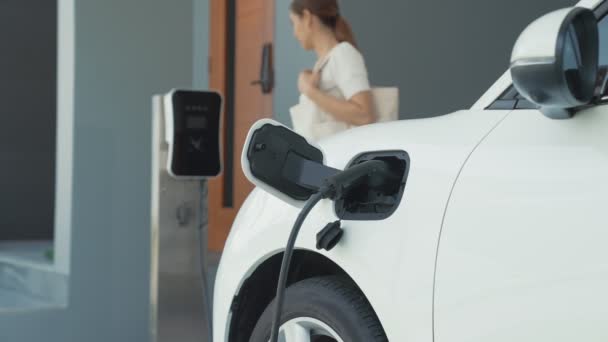 Žena Odpojí Nabíječku Elektrických Vozidel Jeho Domě Koncepce Používání Elektrických — Stock video