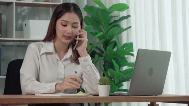 Junge Begeisterte Geschäftsfrau Telefoniert Und Schreibt Ihrem Schreibtisch Mit Laptop — Stockvideo