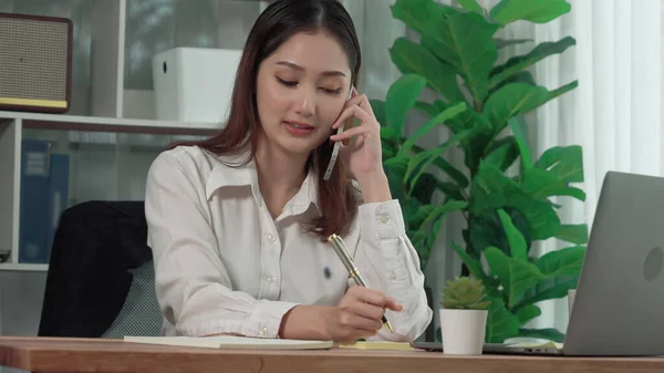 Young Enthusiastic Businesswoman Talking Business Call Writing Note Her Desk — Stock Photo, Image