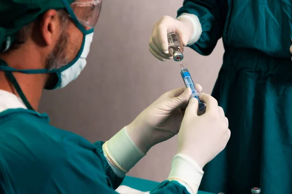 Cerrah Şırıngayı Steril Ameliyat Odasındaki Cerrahi Prosedür Için Tıbbi Şişeden — Stok fotoğraf