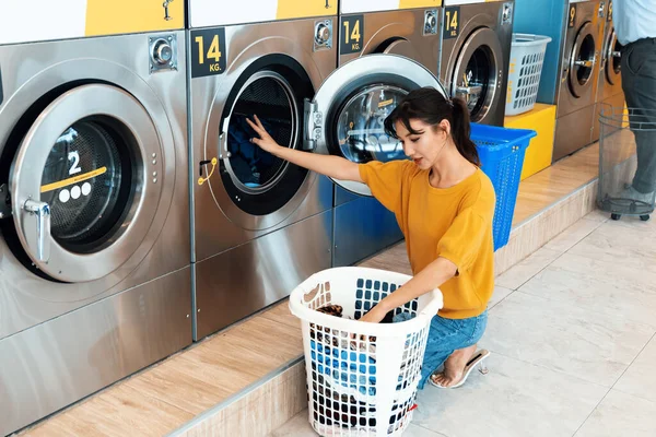 Gente Asiática Usando Máquina Lavar Monedas Calificada Sala Pública Para —  Fotos de Stock