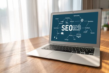 Model e-ticaret için SEO arama motoru optimizasyonu ve bilgisayar ekranında gösterilen çevrimiçi perakende işi