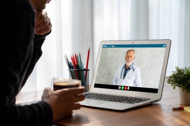 Hasta ile sanal görüşme için mod teletıp yazılım uygulaması tarafından çevrimiçi doktor görüntüsü çağrısı