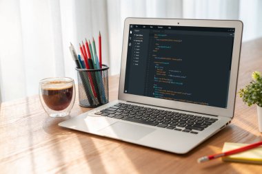 Model uygulama ve program kodlaması için bilgisayar ekranında yazılım geliştirme programlama