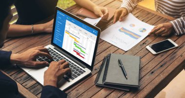 Ekip projesinin zaman çizelgesini gösteren bilgisayar ekranında, modern iş projesi yönetimi için proje planlama yazılımı