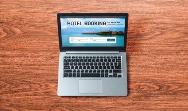 Çevrimiçi otel konaklama rezervasyon sitesi mod rezervasyon sistemi sağlar. Seyahat teknolojisi kavramı .