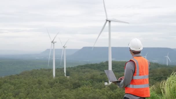 Ingenieur Der Einem Windpark Auf Einem Hügel Oder Berg Ländlichen — Stockvideo
