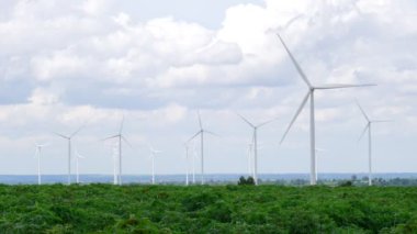 Rüzgarı yenilenebilir enerji kaynağı olarak kullanmanın yenilikçi yolu yeşil tarla veya tepedeki rüzgar türbini çiftliği ile modern yaşam biçimine güç sağlamaktır. Yel değirmeni jeneratörü karbondioksit salınımı olmadan elektrik üretir.