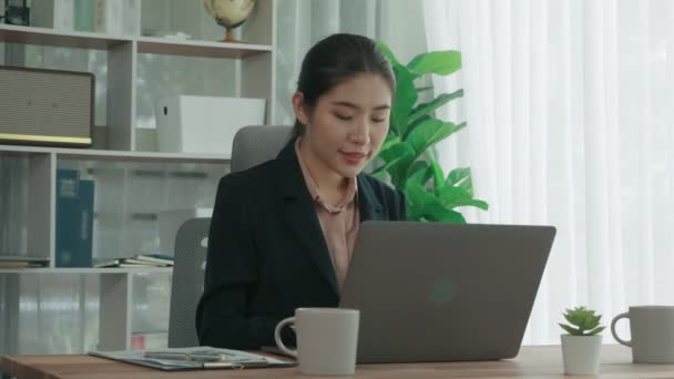 充满热情的女商人在办公室里工作和打字 漂亮的年轻女职员坐在她的办公桌前 用笔记本电脑工作 — 图库视频影像