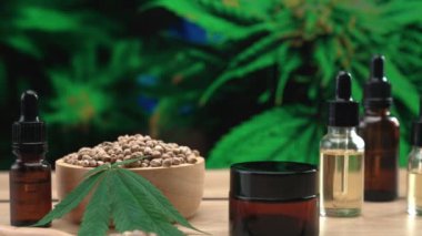 Doğal cilt bakım ürünü. Esrar laboratuarında üretiliyor. CBD yağı, kenevir tohumu ve kenevir bitkisi bahçeli masada nemlendirici krema kavanozu ürünü. Kopyalama alanı