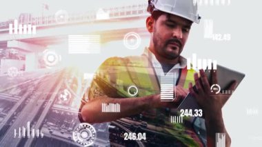 Gelecekteki bina inşaatı ve HUD hologram grafik tasarımı ile yaratıcı mühendislik projesi konsepti. İnşaat mühendisi, mimar ya da inşaat işçisi modern sivil teknoloji ile çalışıyor..