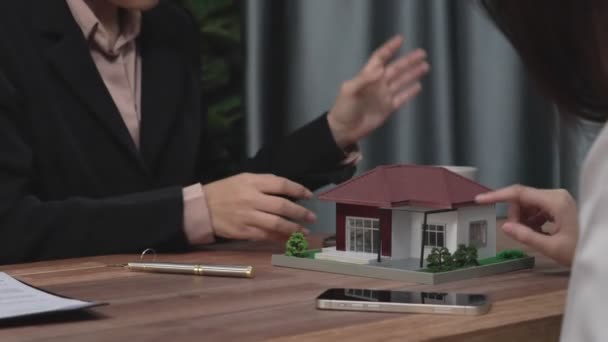Closeup Agence Immobilière Enthousiaste Fournit Client Des Informations Contrat Achat — Video