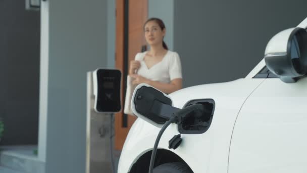 Woman Unplugs Electric Vehicles Charger His Residence Concept Use Electric — Stock Video