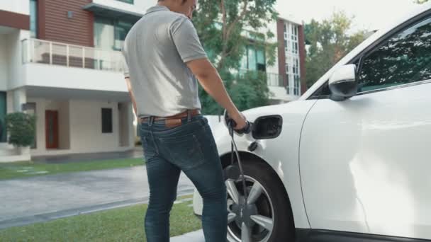 Postępowy Człowiek Podłącza Bezemisyjny Złącze Zasilania Akumulatora Pojazdu Elektrycznego Swoim — Wideo stockowe