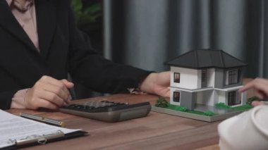 Kapanış hevesli emlak ajansı müşteriye bir ev için bilgi ve satın alma anlaşması sunarken, emlakçı tarafından tavsiye edilirken, ev kredisi için müşteri gözden geçirme sözleşmesi belgeleri.