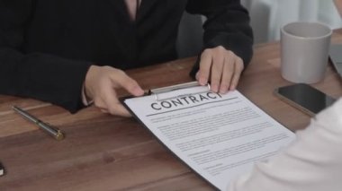Kapalı kapılar ardında hevesli genç bir iş kadını ofiste finansal iş sözleşmesi görüşmeleri yapıyor. Müşteri, şirket ofisindeki profesyonel müdürle anlaşma yapıyor. Yasal evrak işleriyle uğraşan iş avukatı.