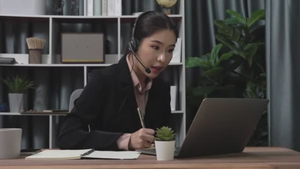 헤드폰을 마이크를 책상에서 일하고 노트북을 사용하는 사업가 사무실에서 온라인 비즈니스 — 비디오