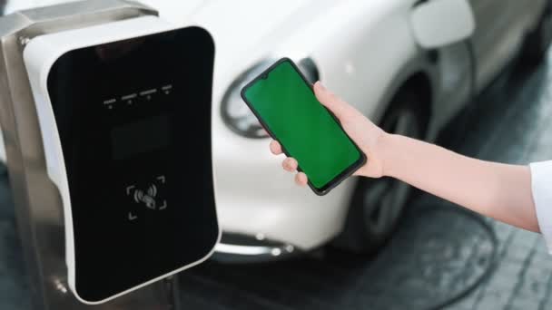 Telefon Makietowy Zielonym Ekranem Wyświetla Stan Energetyczny Pojazdu Elektrycznego Podłączonego — Wideo stockowe